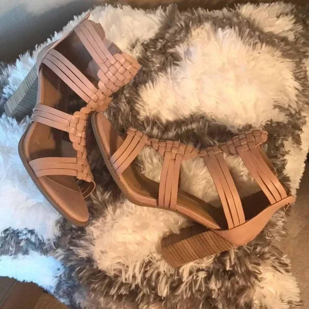 💝Sexy strappy sandals 💝 - Picture 2 of 6